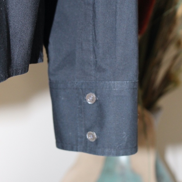 Gap, no buttons on the collar, button down shirt - Picture 4 of 9